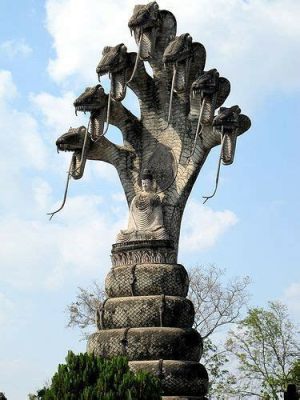  Le Serpent àSept Têtes : Symbole de Pouvoir et Protection dans l'Art Ancien Thai